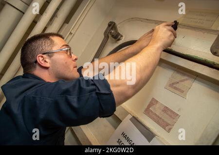 Aviation Structural Mechanic Airman Hunter Scardami, di Denver, assegnato alla prima portaerei della categoria USS Gerald R. Ford (CVN 78), prepara un passaggio da dipingere per la conservazione dello spazio, 20 ottobre 2022. Il gruppo GRFCSG (Gerald R. Ford Carrier Strike Group) è schierato nell'Oceano Atlantico, conducendo formazione e operazioni insieme agli alleati e ai partner della NATO per migliorare l'integrazione per le operazioni future e dimostrare l'impegno della Marina statunitense verso una regione atlantica pacifica, stabile e priva di conflitti. Foto Stock