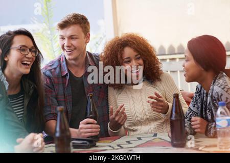 Un gruppo di amici che bevono all'aperto. Foto Stock