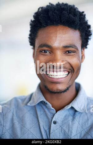 IM pronto per qualsiasi sfida aziendale. Primo piano ritratto di un bel giovane uomo d'affari. Foto Stock