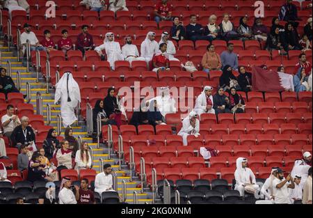 Doha, Qatar. 20th Nov, 2022. O 20.11.2022 tifosi Katar verlassen das Stadion vorzeitig Qatar - Coppa del mondo Ecuador 2022 in Qatar Credit: Moritz Müller Foto Stock