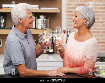 I cuochi meritano una pausa tra un pasto e l'altro, una coppia che condivide un sorriso mentre si gusta una bevanda. Foto Stock