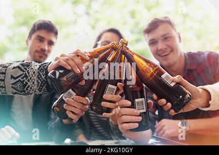 Un gruppo di amici che bevono all'aperto. Foto Stock