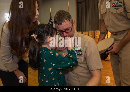 Il Capo Ospedale Corpsman Joshua Wicker, assegnato alla nave di contromisure della miniera USS Warrior (MCM 10), è inchiodato con le sue ancore come è promosso a capo piccolo ufficiale durante una cerimonia di pinning al CFAS 21 ottobre 2022. Il rango di Chief Petty Officer è stato creato il 1 aprile 1893, e la cerimonia di pinning del Chief Petty Officer è una tradizione unica per la Marina degli Stati Uniti che significa la promozione a una posizione cruciale di leadership e responsabilità. Foto Stock