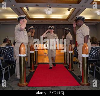 Il Capo Ospedale Corpsman Joshua Wicker, assegnato alla miniera contromisure nave USS Warrior (MCM 10), saluta i sideboys mentre è stato pied a bordo come capo ufficiale di piccolo per la prima volta durante una cerimonia di pinning al comandante, Fleet Activities Sasebo ottobre 21, 2022. Il rango di Chief Petty Officer è stato creato il 1 aprile 1893, e la cerimonia di pinning del Chief Petty Officer è una tradizione unica per la Marina degli Stati Uniti che significa la promozione a una posizione cruciale di leadership e responsabilità. Foto Stock