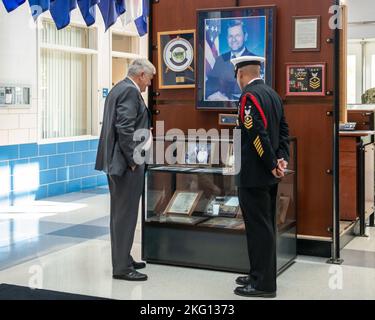 Il 8th° Master Chief Petty Officer della Marina, John Hagan, parla con il Command Master Chief Nick Wallace, capo comandante, comando di addestramento recluta, sul quarto piano della caserma di reclutamento USS Hopper al Recruit Training Command, che è stato dedicato come MCPON Hagan Quarter Deck. Hagan è stato MCPON per quasi sei anni, sotto tre capi delle operazioni navali, l'ammiraglio Frank Kelso, l'ammiraglio Mike Boorda e l'ammiraglio Jay L. Johnson. Più di 40.000 reclute ogni anno si allenano presso l'unico campo di stivali della Marina. Foto Stock