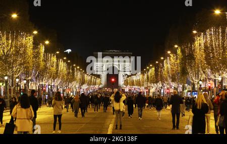 Parigi, Francia. 20th Nov 2022. Gli Champs-Elysees sono illuminati dalle luci natalizie a Parigi, Francia, 20 novembre 2022. La cerimonia annuale di illuminazione di Natale si è tenuta qui domenica. Le luci sul famoso viale saranno spente all'ora precedente delle 11:45 invece delle 2:00 e dureranno fino al 2 gennaio 2023, una settimana prima del solito per risparmiare energia. Credit: Gao Jing/Xinhua/Alamy Live News Foto Stock