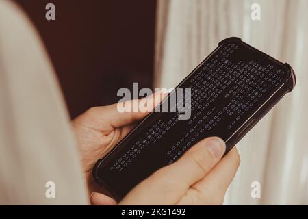 Mani femminili che tengono il telefono, controllando il grafico del mercato azionario per il tranding e l'investimento nel cambio di sicurezza. Donna in attesa di telefono Visualizza la schermata dell'indice delle azioni. Concetto di investimento di mercato azionario contabilità Finanza Foto Stock