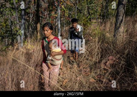 Una famiglia fugge verso il confine con la Thailandia nello stato di Kayah (Karenni), Myanmar orientale, Asia sud-orientale. Foto Stock