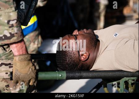 Un Airman statunitense con la 375th Air Mobility Wing trasporta un paziente simulato durante Ballistic Badger 2022 sulla Volk Field Air National base, Wisconsin, 21 ottobre 2022. Gli aerei della base aerea Scott partirono per Volk Field il 20 ottobre per un incarico temporaneo di cinque giorni per provare gli attacchi nucleari radioattivi a rischio biologico chimico. Foto Stock