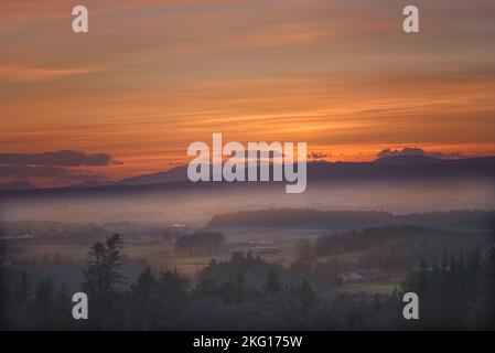 Tramonto invernale con lontano parco eolico, Scozia Foto Stock