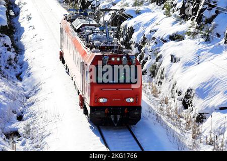 Ttr99 MEERI veicolo di ispezione del binario da parte di Mermec italiano su un percorso diagnostico sulla ferrovia costiera finlandese, arrivando a Salo, Finlandia. Feb 11, 2022. Foto Stock