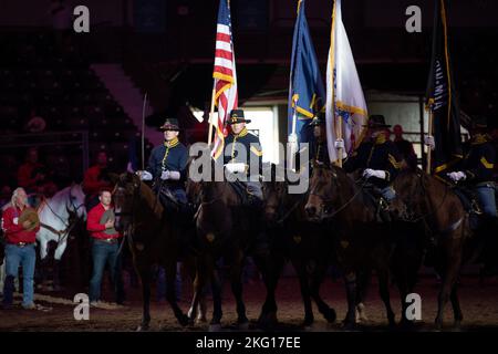 La 1st° Divisione Fanteria comandante della Guardia a colori montata del Generale presenta i colori al Professional Armed Forces Rodeo di Topeka, Kansas, 21 ottobre 2022. Il CGMCG ha partecipato e aiutato il personale dell'evento. Foto Stock