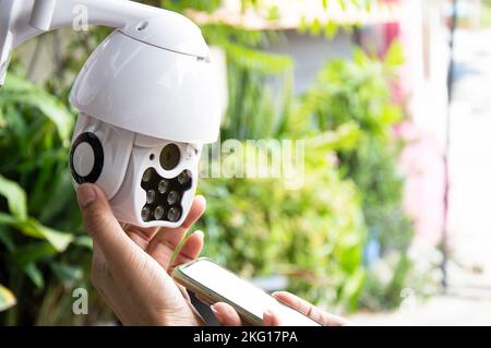 Uomo che installa IP CCTV o sistema di sorveglianza ad alta tecnologia sistema CCTV Foto Stock