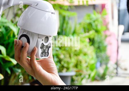 Uomo che installa IP CCTV o sistema di sorveglianza ad alta tecnologia sistema CCTV Foto Stock