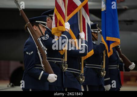 Gli Stati Uniti Air Force Airmen assegnato alla base 48th Fighter Wing guardia d'onore partecipare alla 492nd e 494th Fighter Generation Squadron attivazione e assunzione di cerimonia di comando a Royal Air Force Lakenheath, Inghilterra, 21 ottobre 2022. Gli squadroni della nuova generazione di combattenti sostituiranno lo Squadrone di manutenzione degli aeromobili 48th. Foto Stock