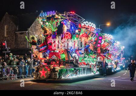 Uno spettacolare galleggiante illuminato (o 'cart' come sono conosciuti localmente) al carnevale annuale della città di Wells nel mese di novembre. Esso commemora la Gunpowder Plot del 1605. La processione si ripete in diverse città del West Country - Wells fa parte del Somerset County Guy Fawkes Carnival Association Circuit. il 2022 è stato il primo carnevale dopo due anni di annullamenti dovuti alla pandemia. Foto Stock