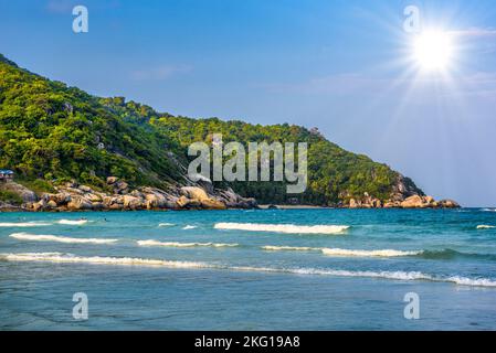 Grandi onde su Haad Rin Beach, Koh Phangan isola, Suratthani, Thailandia Foto Stock