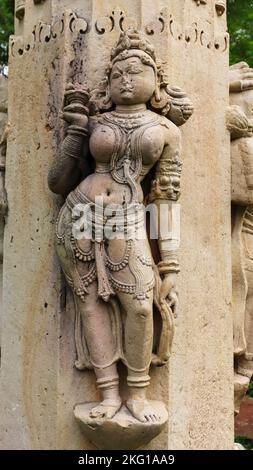 Scultura di donna sul pilastro, complesso dei templi di Baroli, Baroli, Rawatbhata, Rajasthan, India. Foto Stock