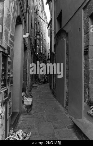 Via Solferino una strada stretta che si snoda attraverso Corniglia cinque Terre Nord Italia. Settembre 2022 Foto Stock