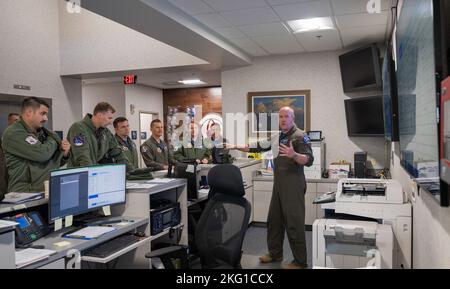 BASE ARTICOLARE LANGLEY-EUSTIS, VA—LT. Il col. Andrew, 94th Direttore delle operazioni del Fighter Squadron, spiega ai partecipanti i loro ruoli assegnati durante la commemorazione della Battaglia di Gran Bretagna al 94th° FS, base congiunta Langley-Eustis, Virginia, 21 ottobre 2022. F-22 Raptors del 94th FS replicò i ruoli degli aerei britannici del comando combattente che difese la costa britannica durante il conflitto, che avvenne dal 10 giugno 1940 al 31 ottobre 1940, e fu un significativo punto di svolta per le forze alleate nella seconda guerra mondiale Foto Stock