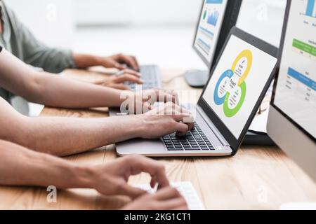 Close up. un gruppo di studenti per chattare online . Foto Stock