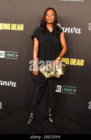 Los Angeles, California, Stati Uniti. 20th Nov 2022. L'attrice/regista Aisha Tyler partecipa al Walking Dead Live - The finale Event all'Orpheum Theatre il 20 novembre 2022 a Los Angeles, California, USA. Credit: Barry King/Alamy Live News Foto Stock