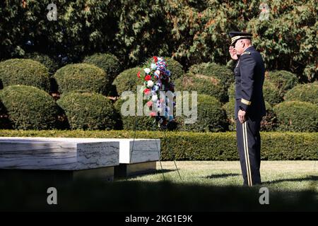 Brig. Steven Kremer saluta dopo aver presentato una corona durante una cerimonia presso il sito storico nazionale Herbert Hoover di West Branch, Iowa, il 23 ottobre 2022. Kremer è stato invitato a presentare la corona presidenziale durante la cerimonia per onorare la vita del presidente degli Stati Uniti, che è morto il 20 ottobre 1964, ed è stato deposto per riposare nella sua città natale. Fu la prima volta in due anni che la comunità tenne la cerimonia a causa della pandemia COVID-19. Anche Leslie Hoover Lauble, la nipote del presidente Hoover, ha presentato una corona per rappresentare la famiglia Hoover. Foto Stock