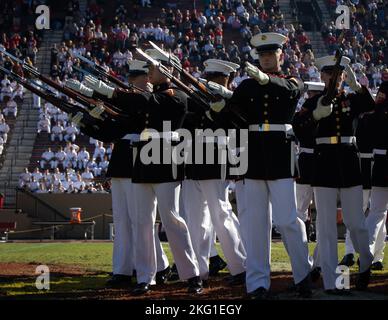 Marines con “The Silent Drill Platoon”, Marine Barracks Washington, conducono la loro sequenza di “bombe esplosive” durante una partita di calcio del Virginia Military Institute a Lexington, Virginia, 22 ottobre 2022. I Marines si sono esibiti per migliaia di cadetti e familiari che hanno partecipato al gioco, dimostrando la professionalità del corpo dei Marine degli Stati Uniti. Foto Stock