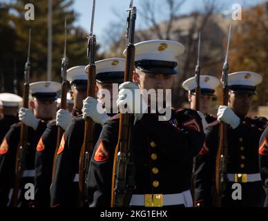 Marines con “The Silent Drill Platoon”, Marine Barracks Washington, si esibiscono durante una partita di football del Virginia Military Institute a Lexington, Virginia, 22 ottobre 2022. I Marines si sono esibiti per migliaia di cadetti e familiari che hanno partecipato al gioco, dimostrando la professionalità del corpo dei Marine degli Stati Uniti. Foto Stock