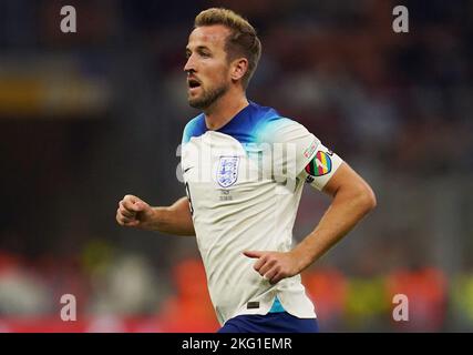 Foto del file datata 23-09-2022 di Harry Kane in Inghilterra con la fascia da braccio One Love. Le discussioni sul fatto che Harry Kane indosserà una fascia da braccio 'OneLove' contro l'Iran restano in corso solo poche ore prima che in Qatar si svolga la campagna di Coppa del mondo d'Inghilterra. Data di emissione: Lunedì 21 novembre 2022. Foto Stock