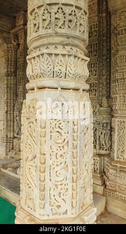 Dettagli della colonna scolpita di Ranakpur Jain Tempio, Rajasthan, India. Il tempio di Ranakpur Jain ha 1444 pilastri individualmente scolpiti e non ci sono due pilastri Foto Stock