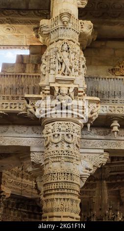 Dettagli della colonna scolpita di Ranakpur Jain Tempio, Rajasthan, India. Il tempio di Ranakpur Jain ha 1444 pilastri individualmente scolpiti e non ci sono due pilastri Foto Stock