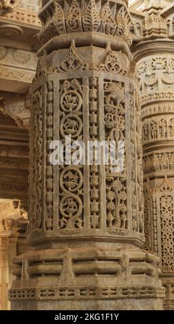 Dettagli della colonna scolpita di Ranakpur Jain Tempio, Rajasthan, India. Il tempio di Ranakpur Jain ha 1444 pilastri individualmente scolpiti e non ci sono due pilastri Foto Stock