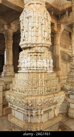 Dettagli della colonna scolpita di Ranakpur Jain Tempio, Rajasthan, India. Il tempio di Ranakpur Jain ha 1444 pilastri individualmente scolpiti e non ci sono due pilastri Foto Stock