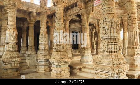 Dettagli della colonna scolpita di Ranakpur Jain Tempio, Rajasthan, India. Il tempio di Ranakpur Jain ha 1444 pilastri individualmente scolpiti e non ci sono due pilastri Foto Stock