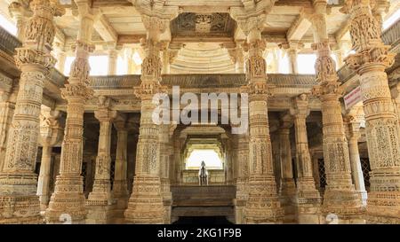 Dettagli della colonna scolpita di Ranakpur Jain Tempio, Rajasthan, India. Il tempio di Ranakpur Jain ha 1444 pilastri individualmente scolpiti e non ci sono due pilastri Foto Stock