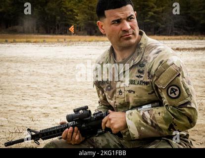 Soldati della Guardia Nazionale dell'Esercito del New Jersey, con 1-114th reggimento della Fanteria, 44th squadra di combattimento della Brigata della Fanteria, la Guardia Nazionale dell'Esercito del New Jersey, zero spara la carabina M4 prima di una qualificazione di gamma sulla base congiunta McGuire-Dix-Lakehurst, NJ, 23 ottobre 2022. Soldati con Bravo Company, 1-114th Reggimento di Fanteria ha condotto la gamma zero per il resto del reggimento prima di passare alla loro qualificazione di armi. Foto Stock