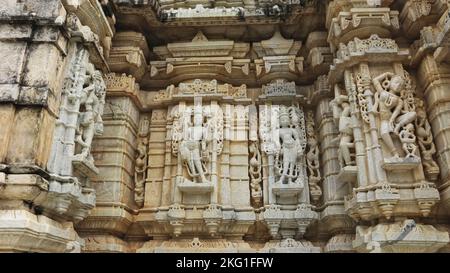 Sculture di Dio indù e Dea sul Tempio di Neminath Jain, Ranakpur, Rajasthan, India. Foto Stock