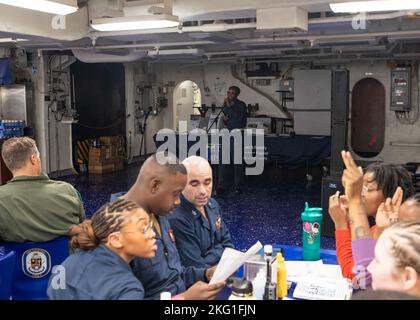 221022-N-TT639-2010 EAST CHINA SEA (OTT 22, 2022) – Ens. Janelle Stewart, da New York, al centro, esegue karaoke sui ponti in disordine a bordo di un carrier d'assalto anfibio USS Tripoli (LHA 7) 22 ottobre 2022. Tripoli opera nell'area delle operazioni della flotta 7th degli Stati Uniti per migliorare l'interoperabilità con alleati e partner e fungere da pronta forza di risposta per difendere la pace e mantenere la stabilità nella regione dell'Indo-Pacifico. Foto Stock