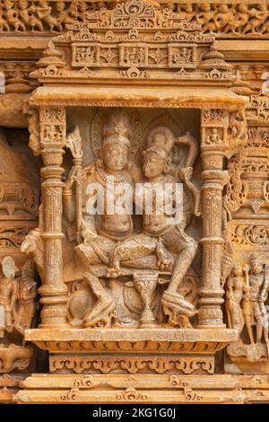 Scultura di Signore Shiva e Parvati sul SAS Bahu o Sahastra Bahu Tempio, Nagda, Rajasthan India. Foto Stock