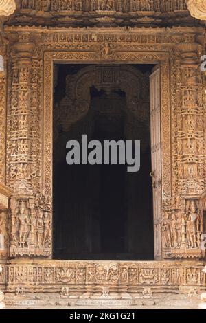 Entrata scolpita del santuario di SAS Bahu o del tempio di Sahastra Bahu, Nagda, Rajasthan, India. Foto Stock