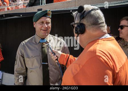 Master Sgt. Earl Plumlee, vincitore della medaglia d'onore, parla di una trasmissione radiofonica della partita di calcio della Oklahoma state University con Robert Allen a Stillwater, Oklahoma, ottobre 22. 2022. Plumlee, un nativo dell'Oklahoma, ha girato il suo stato di origine ottobre 18-22 ed ha fatto parte del gioco di homecoming della Oklahoma state University dove è stato riconosciuto come il VIP arancione di alimentazione del gioco. (Foto della Guardia Nazionale dell'Oklahoma di Sgt. Anthony Jones) Foto Stock