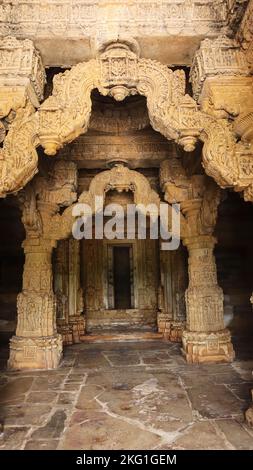 Torana di SAS Bahu o tempio di Sahastra Bahu, Nagda, Rajasthan, India. Foto Stock