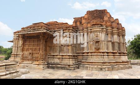 Vista laterale del Tempio di SAS Bahu o Sahastra Bahu, Nagda, Rajasthan, India. Foto Stock