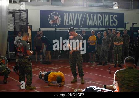 I militari statunitensi e i cadetti militari competono in una sfida di resistenza di esercitazione della leva durante la 41st edizione annuale della Cornell University Invitational Drill Competition presso la Cornell University di Ithaca, New York, 22 ottobre 2022. Più di 300 Navy Midshipmen e cadetti militari della costa orientale hanno partecipato. Il concorso include un'esercitazione su ordinazione ravvicinata e un'ampia gamma di sfide per il fitness. Foto Stock