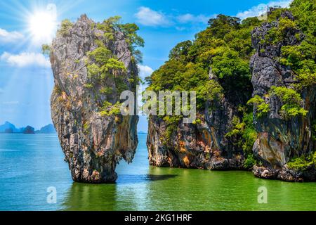 Rocce sull isola di James Bond, Khao Antonello Kan, Ko Tapu, Ao Phang-nga Parco Nazionale, Thailandia Foto Stock