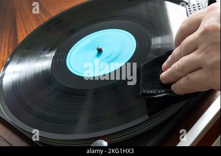 Registra giocatore, giradischi in vinile, durante la riproduzione del disco. Rimozione della polvere da un disco Foto Stock