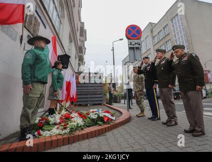 Da sinistra a destra, U.S. Army Area Support Group Poland Senior ha inserito il consulente Sgt. Il Rev.do Joseph Cristaro, V corpo del capo di pianificazione degli affari civili, il col. Kenyon Eyman, V corpo Vice capo dello stato maggiore, il col. Scott Daulton, e il gruppo di sostegno dell'area dell'esercito degli Stati Uniti, il comandante della Polonia, il col. Jorge Fonseca, salutano un sito commemorativo dedicato a Peter Mansfeld a Poznan, Polonia, 23 ottobre 2022. Due diversi siti commemorativi situati a Poznan riconoscono Romek Strzalkowski e Peter Mansfeld dopo essere stati uccisi durante le rivolte polacche e ungheresi contro i regimi sovietici influenzati nel 1956. Foto Stock