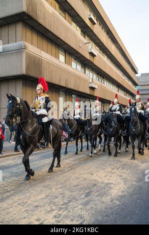 La Cavalleria domestica ha montato il reggimento nella processione per lo spettacolo dei Lord Mayors del 2022. Queen Victoria Street, City of London, Inghilterra Foto Stock