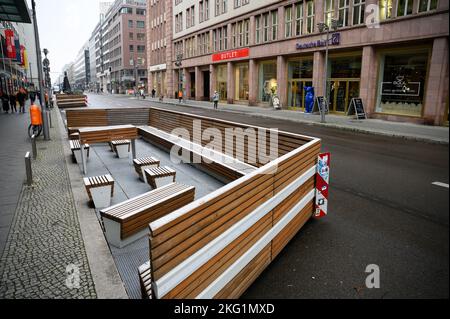 Berlino, Germania. 21st Nov 2022. Poco sta accadendo sulla Friedrichstrasse a Berlino-Mitte. La strada è ancora chiusa al traffico, ma la maggior parte delle marcature sono già state rimosse. Il traffico si sposterà presto di nuovo su una sezione che è stata libera di automobili per più di due anni. Il Tribunale amministrativo aveva dichiarato illegale la continua chiusura di un tratto di Friedrichstrasse di circa 500 metri. Credit: Bernd von Jutrczenka/dpa/Alamy Live News Foto Stock